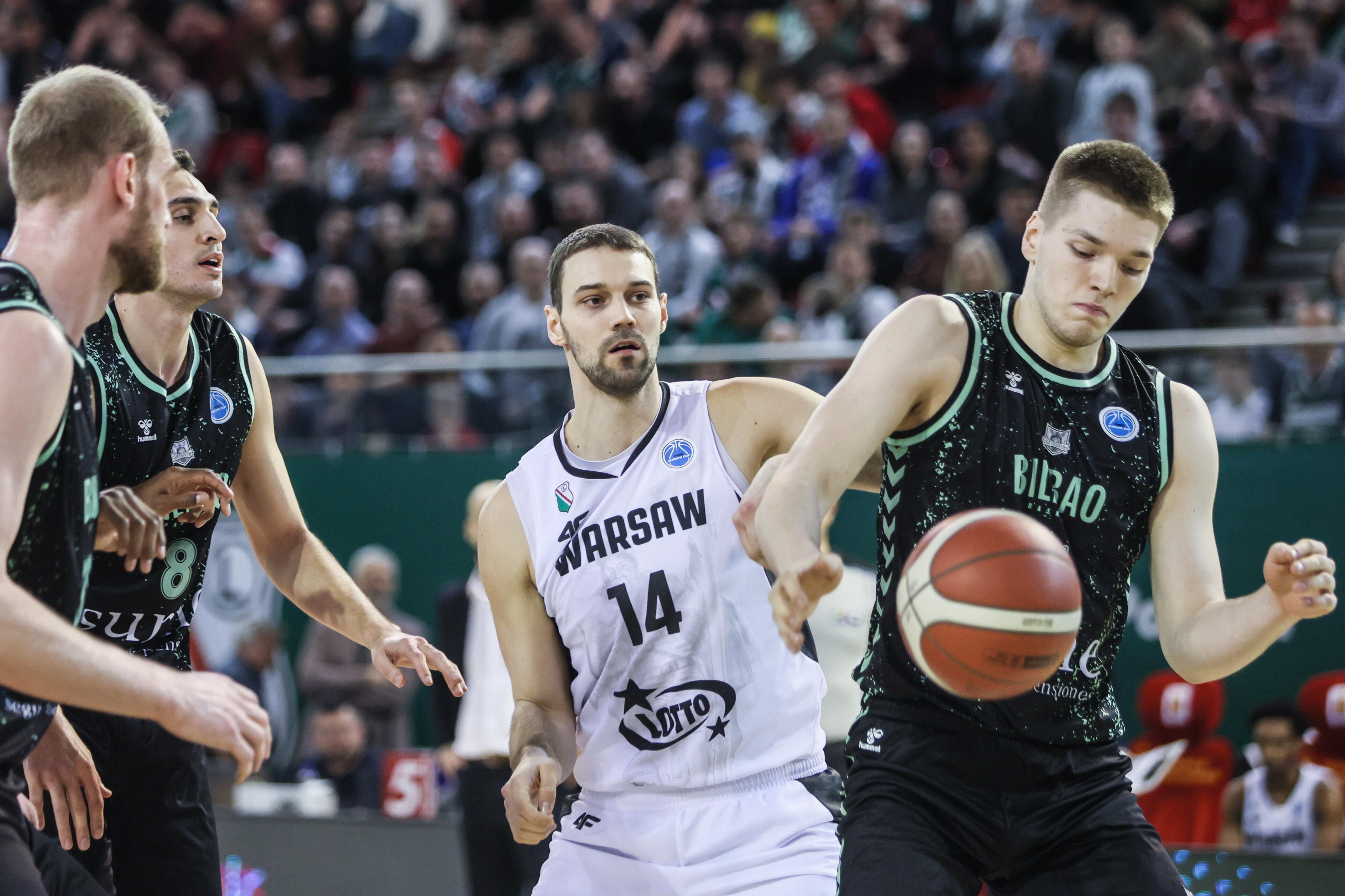 Thijs De Ridder (R) controla el balón durante un partido de la FIBA Europe Cup disputado el pasado mes de marzo