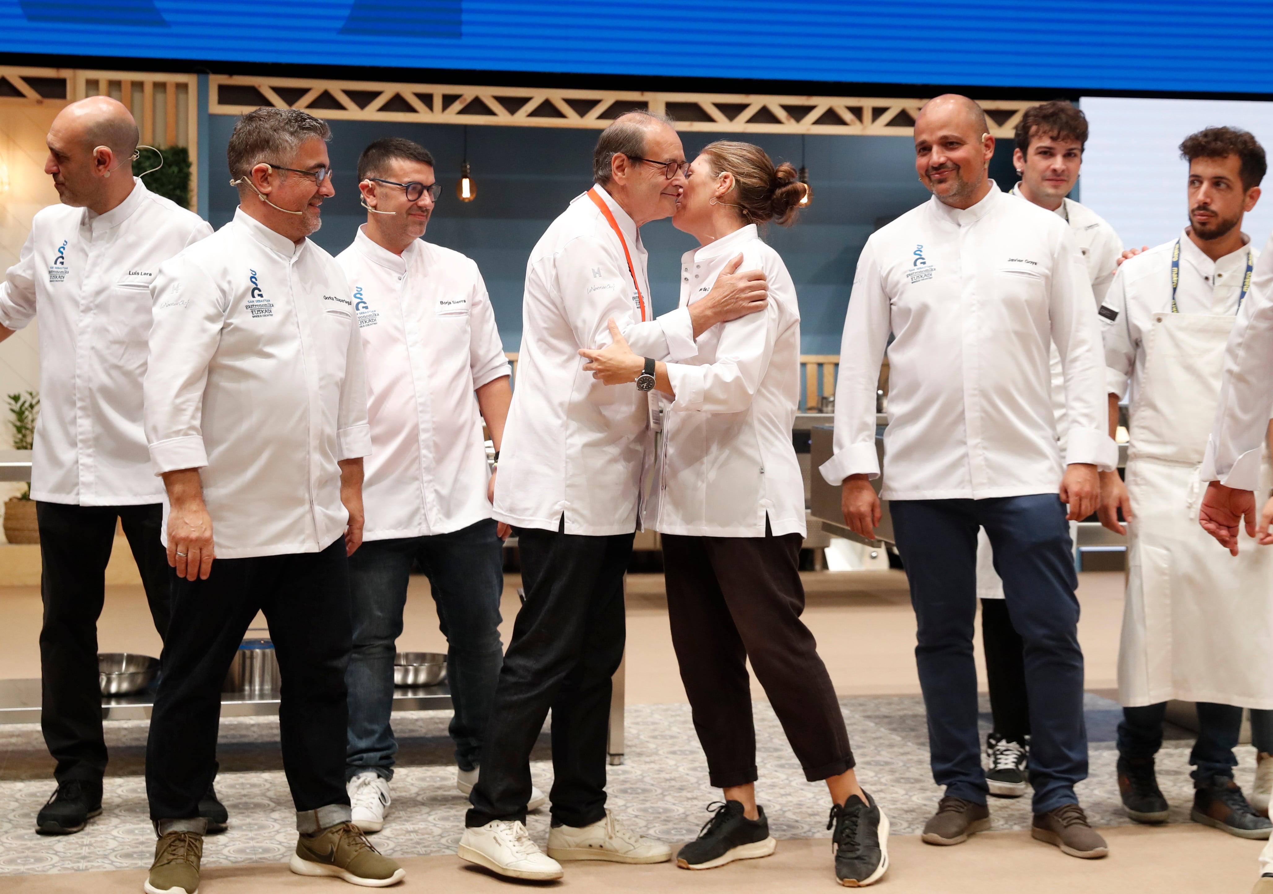 El cocinero del restaurante Zuberoa, Hilario Arbelaitz (c), durante el acto &#039;Memorias de Zuberoa&#039;, en el congreso San Sebastián Gastronomika.