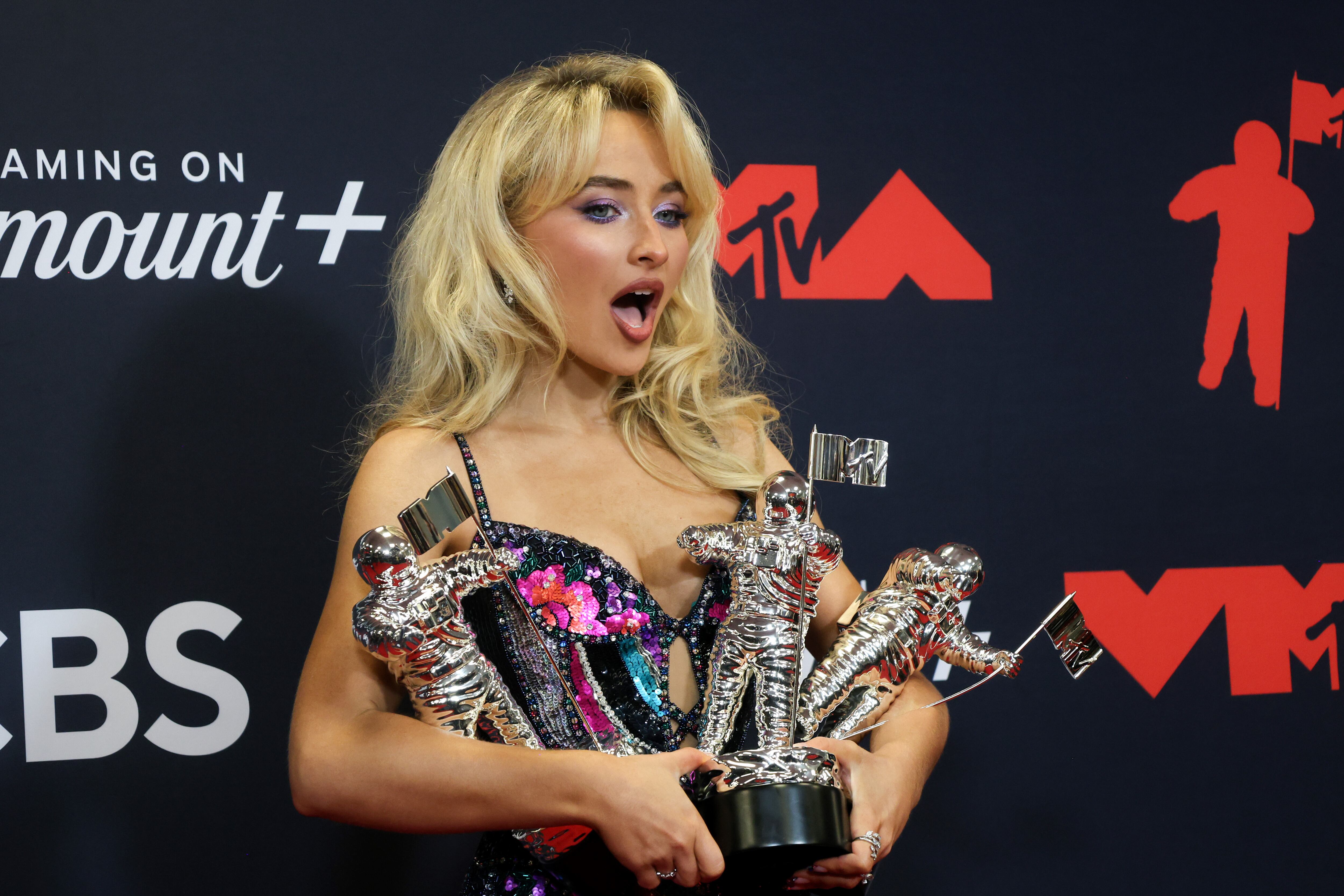 Fotografía de archivo del 7 de septiembre de 2025 de la cantante estadounidense Sabrina Carpenter posando durante la alfombra roja de los Premios MTV Video Music Awards (VMAs) en Nueva York (Estados Unidos).