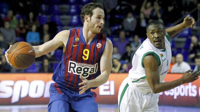 Marcelinho Huertas (i), base del Barcelona Regal, intenta avanzar ante la oposición del también base Terrell Lyday (d), del equipo ruso Unics Kazan