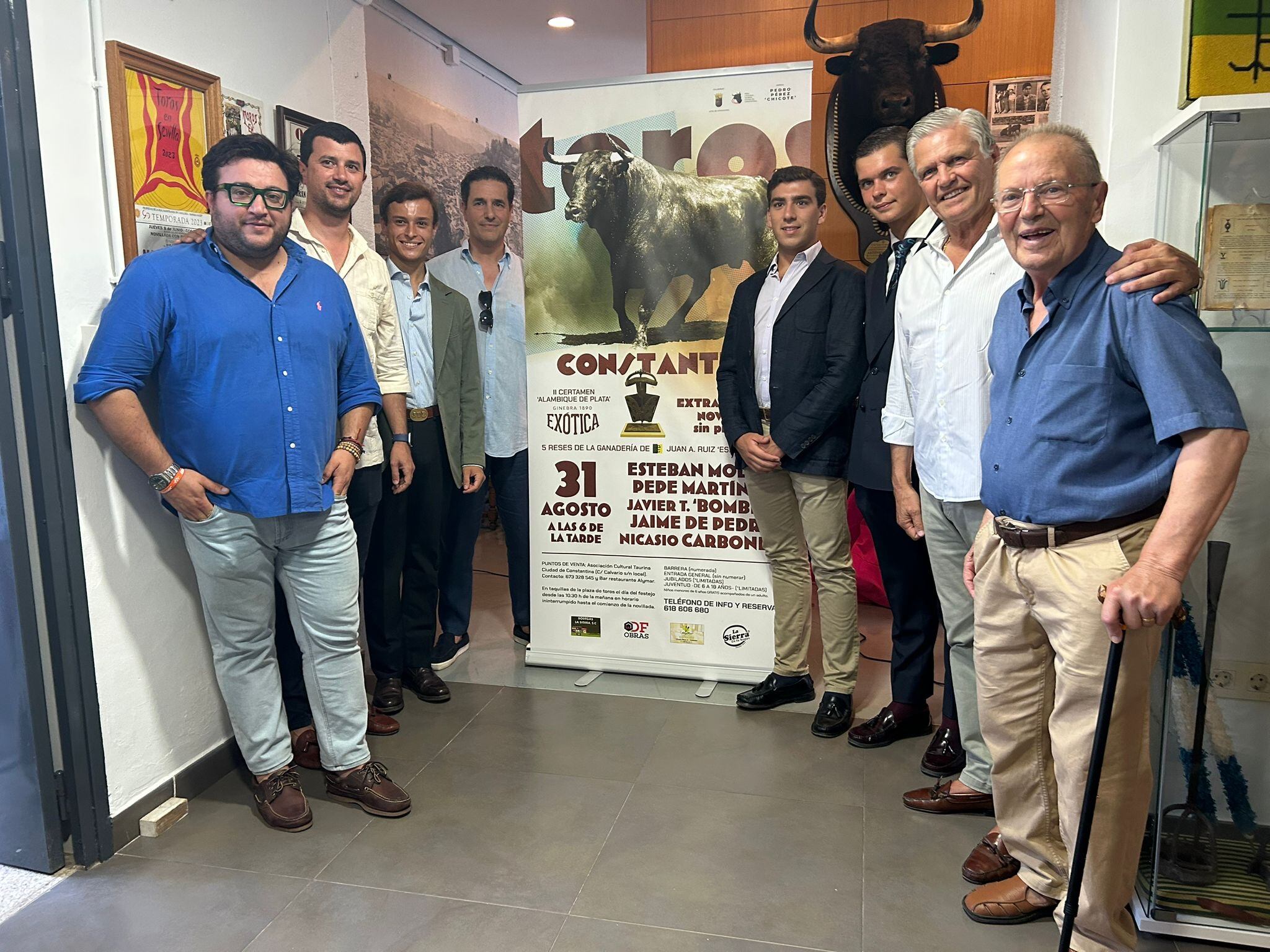 Foto de familia tras la presentación del cartel del 31 de agosto en Constantina