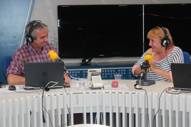 Blanca Portillo y Carles Francino en el estudio central de la Cadena Ser en Madrid