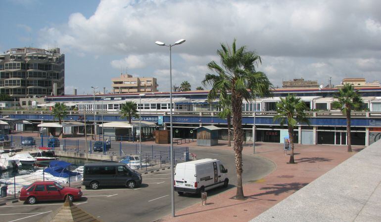 El Port Esportiu ara té la majoria de locals d'oci nocturn tancats, tot i que fa anys havia estat tot un referent de l'oci nocturn i la restauració.