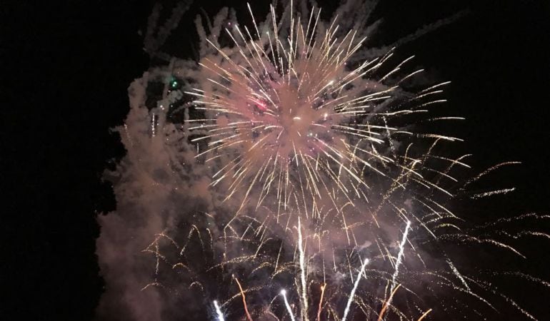 Imagen reciente de un castillo de fuegos artificiales disparado desde la Alameda