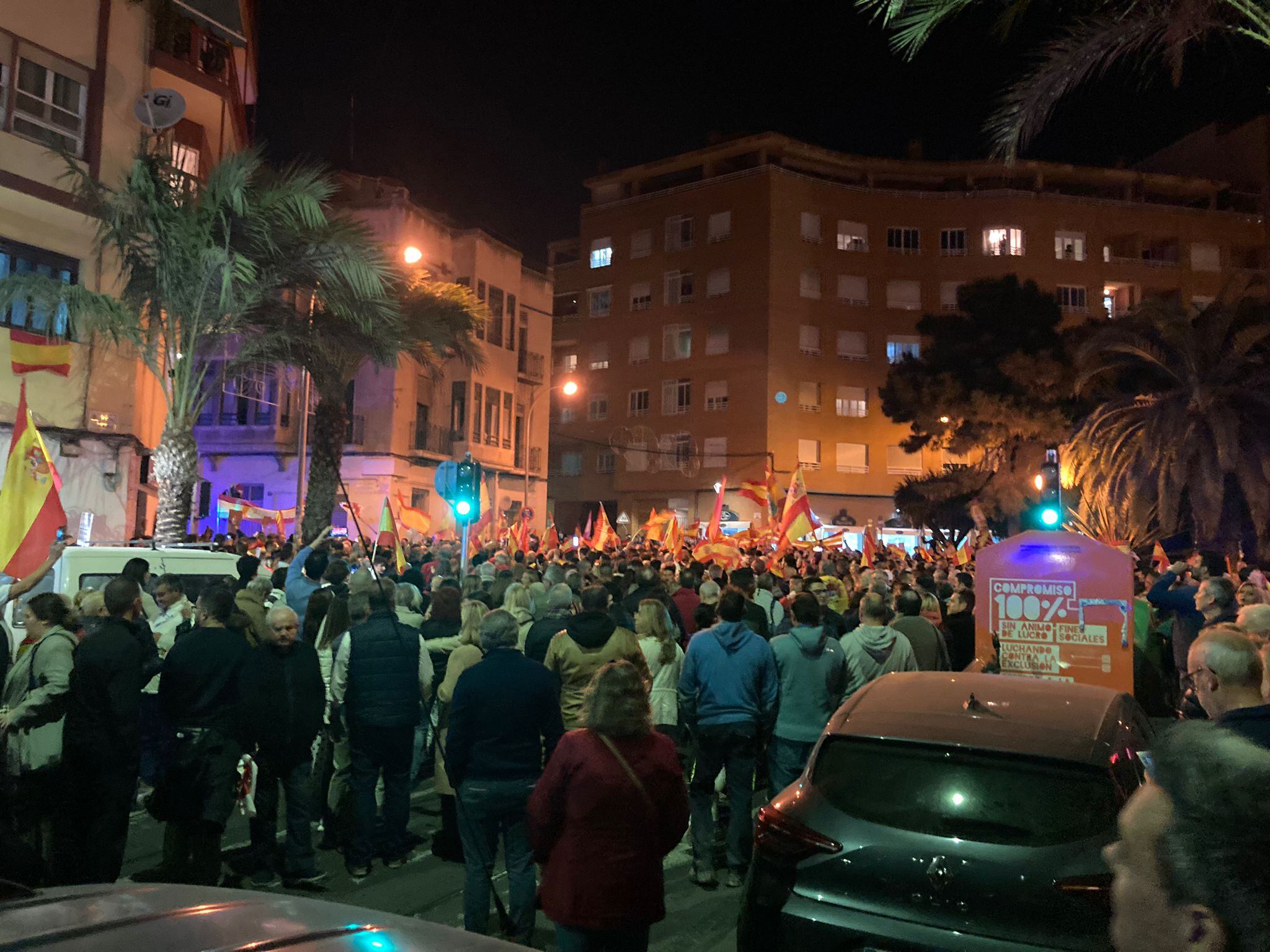 Concentración contra la amnistía frente a la sede del PSOE en Alicante