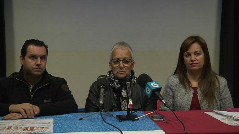 Bea Pérez (centro) y María Pérez (derecha) denunciaron en nuevo caso de pobreza extrema en Vigo.