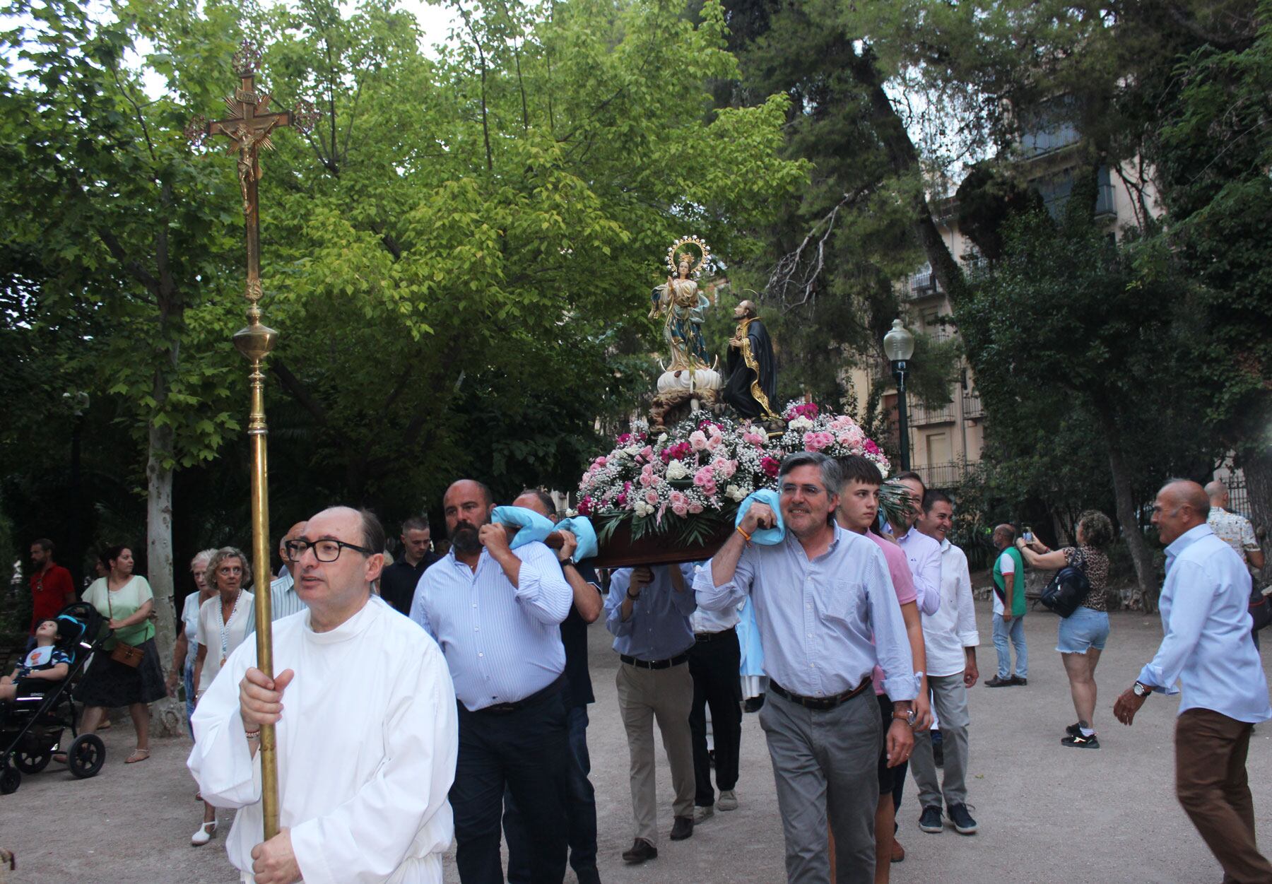 Un instante de la pequeña procesión que se celebró por los alrededores de la Glorieta con la imagen de la Peregrina como protagonista