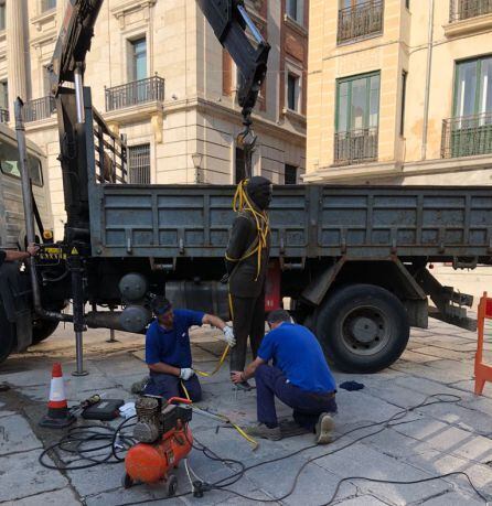 Momento en el que los operarios descargan la estatua