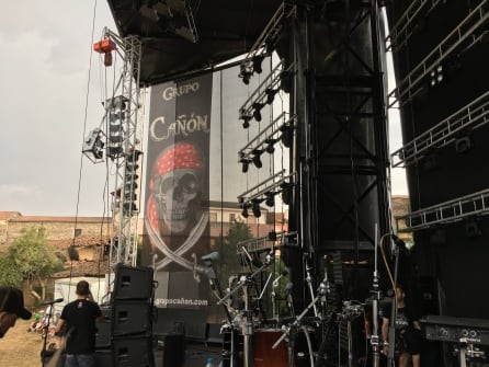 Montaje del escenario del Grupo Cañón en Grisuela de Aliste (Zamora)