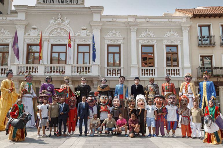 La Comparsa de Gigantes y Cabezudos tras su reciente restauración.