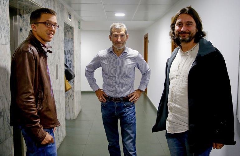 El exjefe del Estado Mayor de la Defensa (Jemad) José Julio Rodríguez (c), junto al secretario de Política de Podemos, Íñigo Errejón (i), y el secretario de Relaciones con la Sociedad Civil, Rafa Mayoral (d).