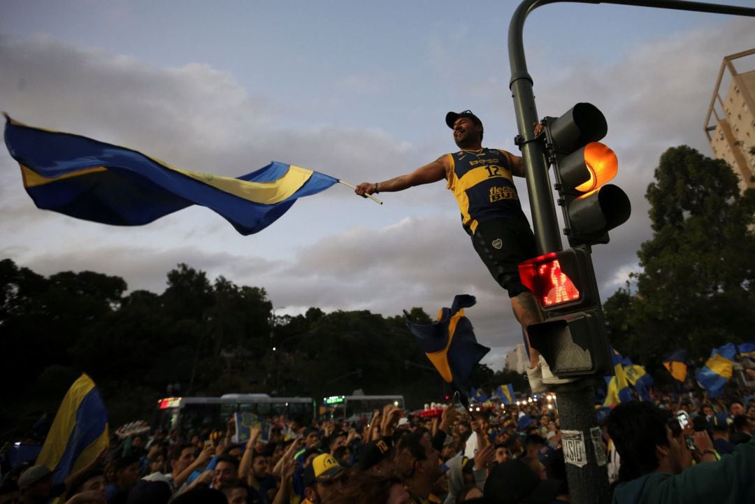 Seguidores de Boca despiden a su equipo antes del traslado a Madrid para la final de la Copa Libertadores.