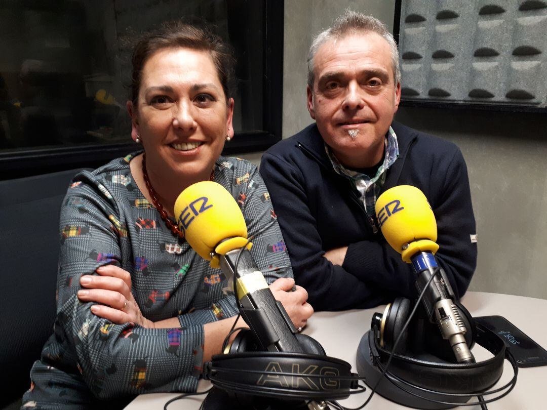 Mireia Alonso junto a Jesús Portugal, de la Asociación Gastronómica Lobiano de Ermua