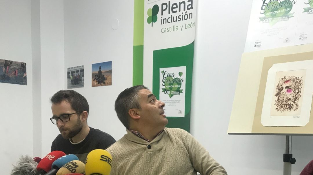 El responsable de la asociación en la rueda de prensa en la que se ha dado a conocer el premio que se entrega a Decathlon Ponferrada