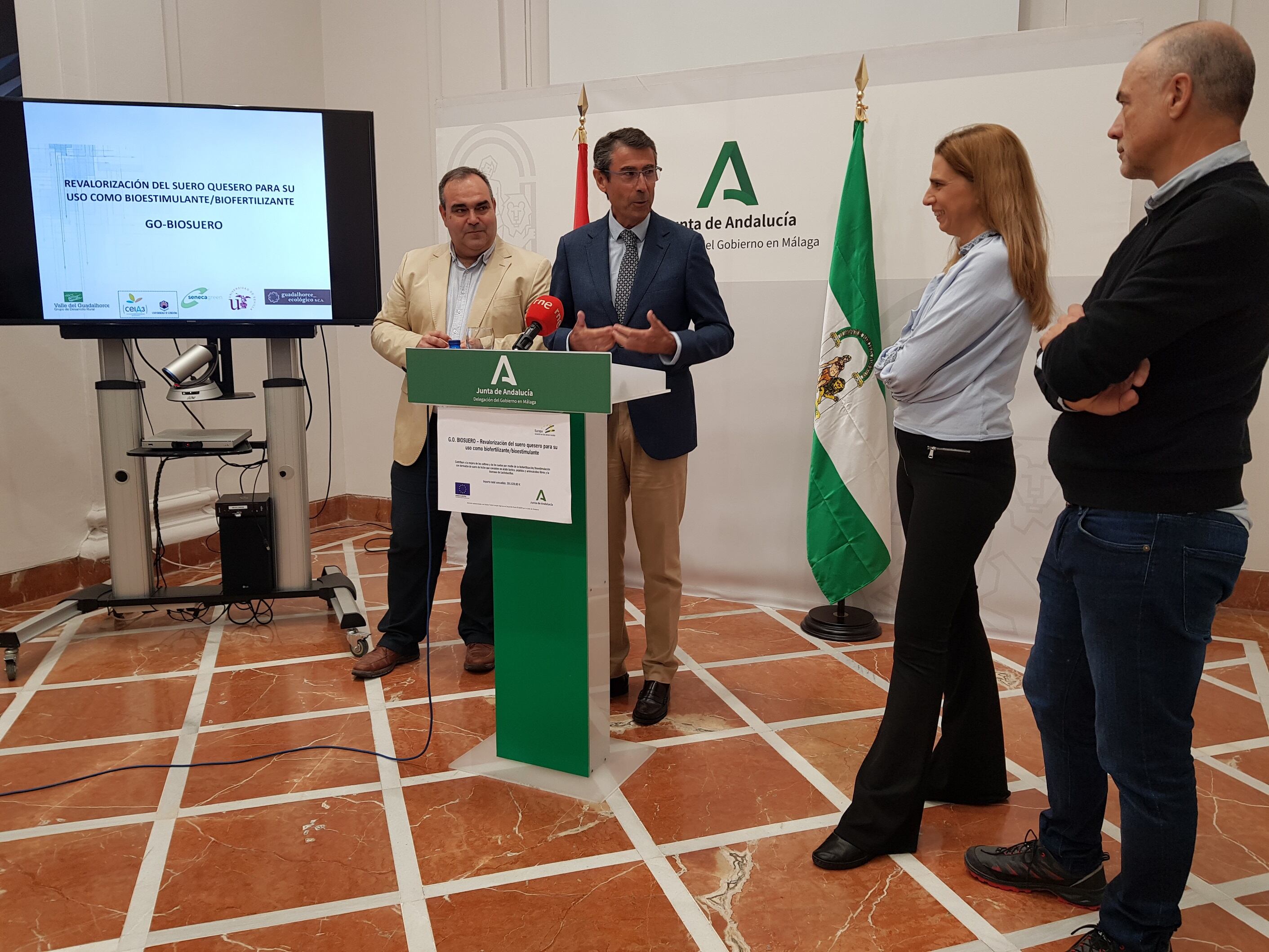 La presentación del proyecto ha tenido lugar en la delegación del Gobierno de la Junta de Andalucía en Málaga y junto al delegado territorial han asistido el presidente del GDR Valle del Guadalhorce, Félix Lozano; en representación del Campus de Excelencia Internacional Agroalimentario ceiA3, Lola de Toro; y de la Universidad de Sevilla, Juan Parrado.