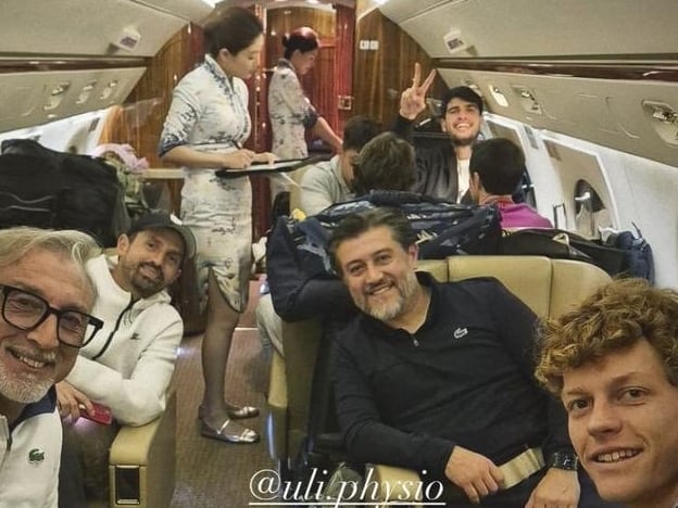 Alcaraz y Sinner, en el mismo avión.