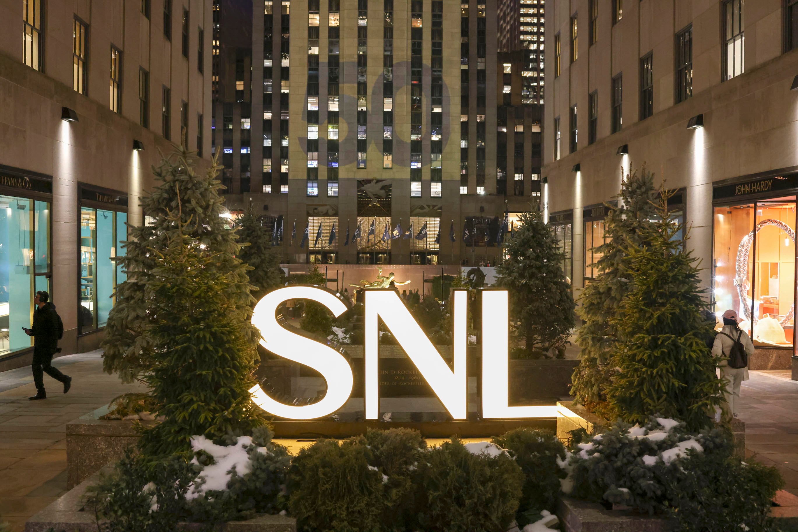 Fotografía de unas letras luminosas conmemorativas del especial del 50 aniversario del programa Saturday Night Live (SNL).