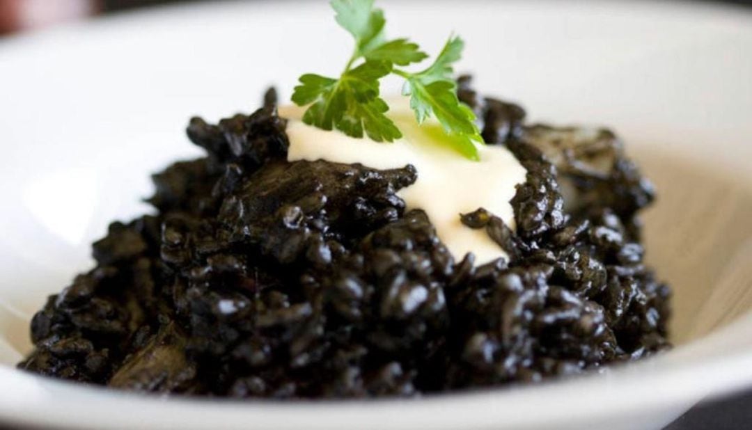 Arroz negro con chipirones y alioli