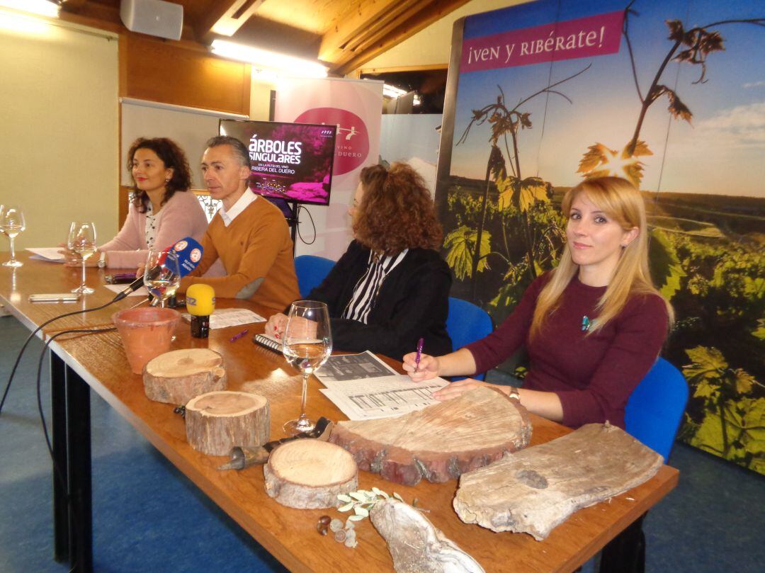 De izquierda a derecha, Candelas Iglesias, Crstina Rojo. Miguel Ángel Gayubo y la gerente de la Ruta, Sara García