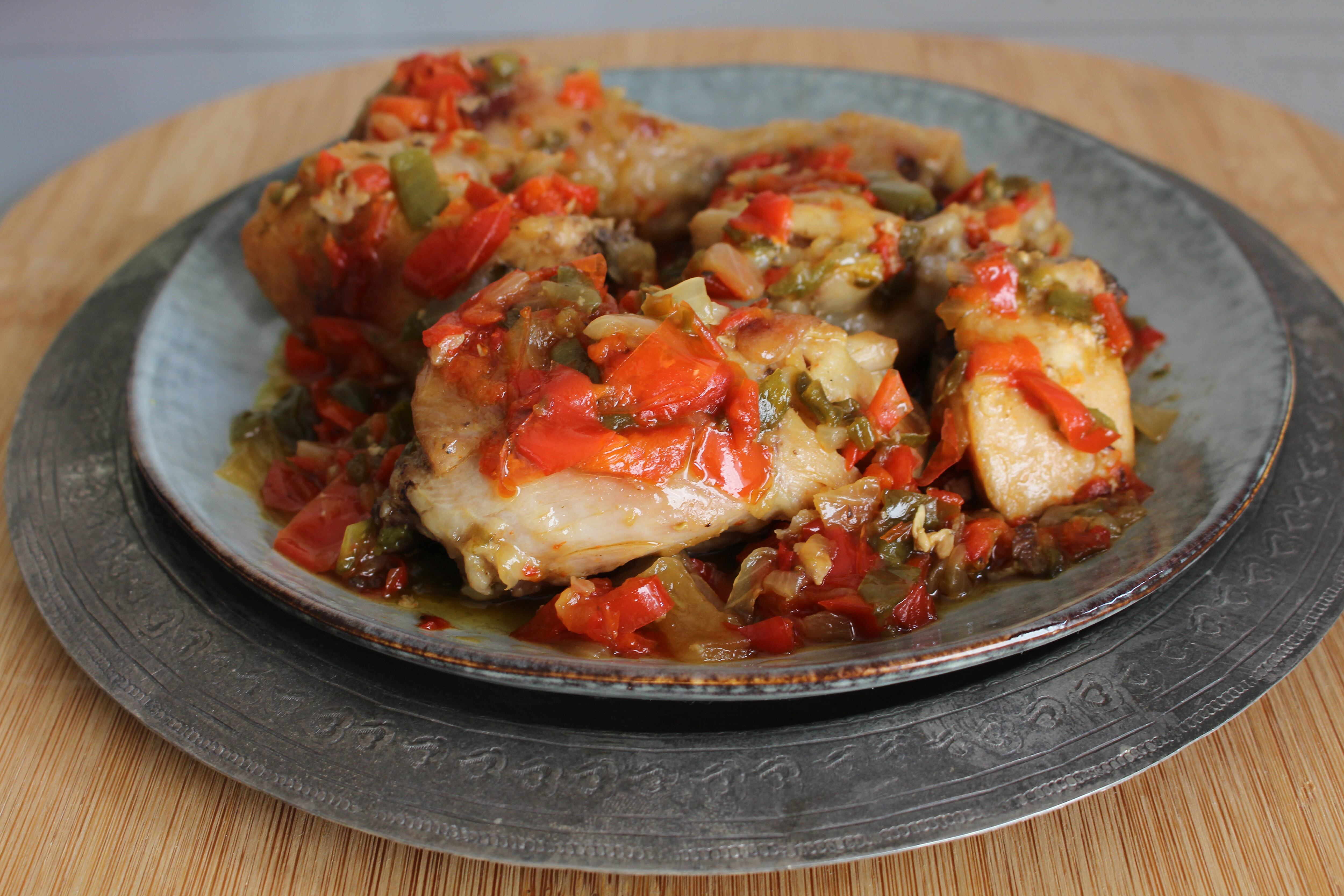 Pollo al chilindrón, un plato rico en proteínas.