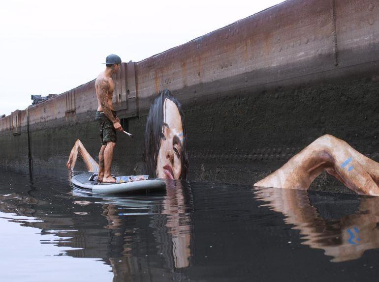 FOTOGALERÍA | Hula rematando uno de sus murales en un muelle abandonado