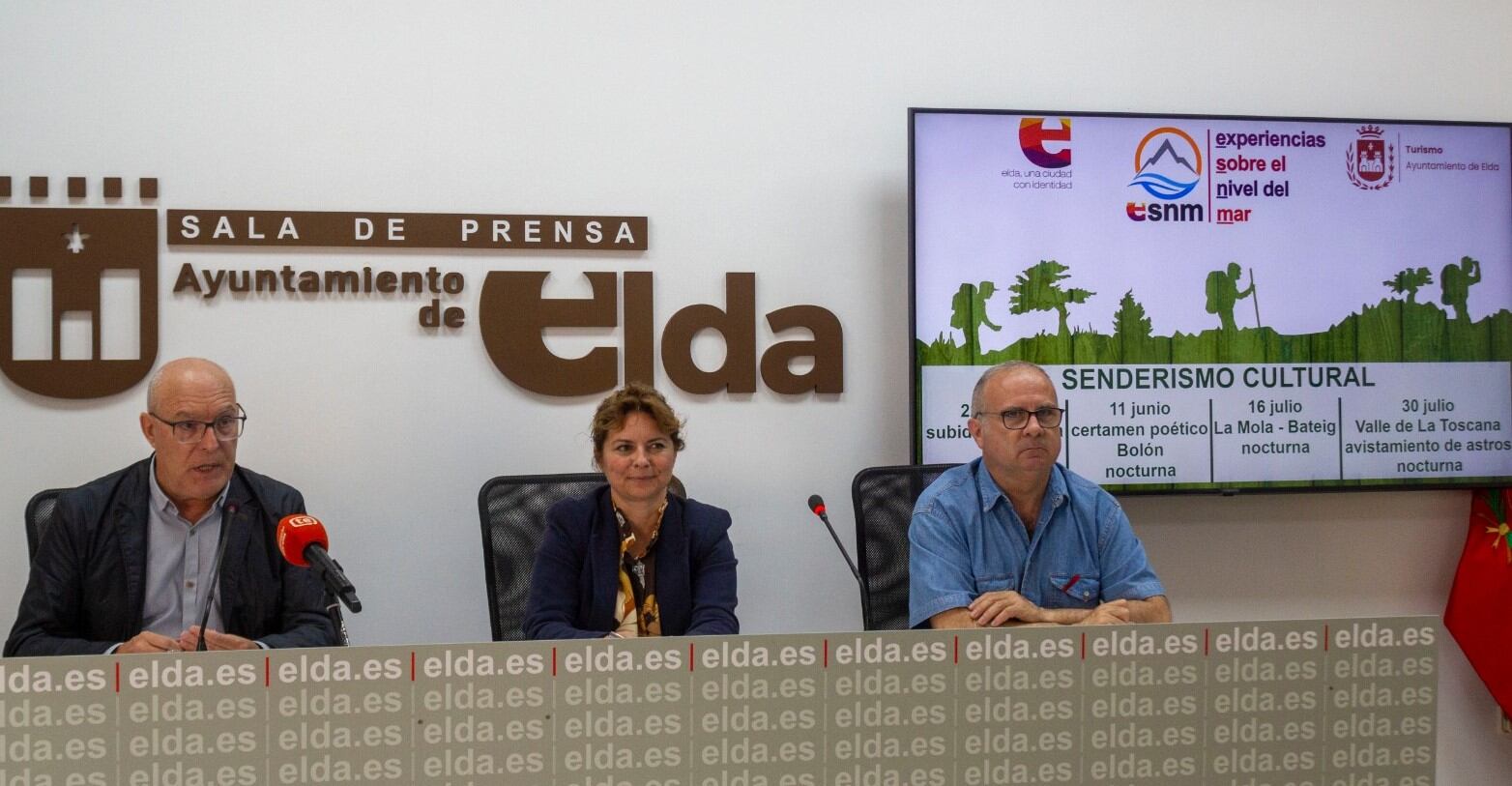 La concejala de Turismo, Rosa Vidal, acompañada del funcionario del Área de Turismo, Juan Manuel Sáez, y del colaborador Joaquín Senén