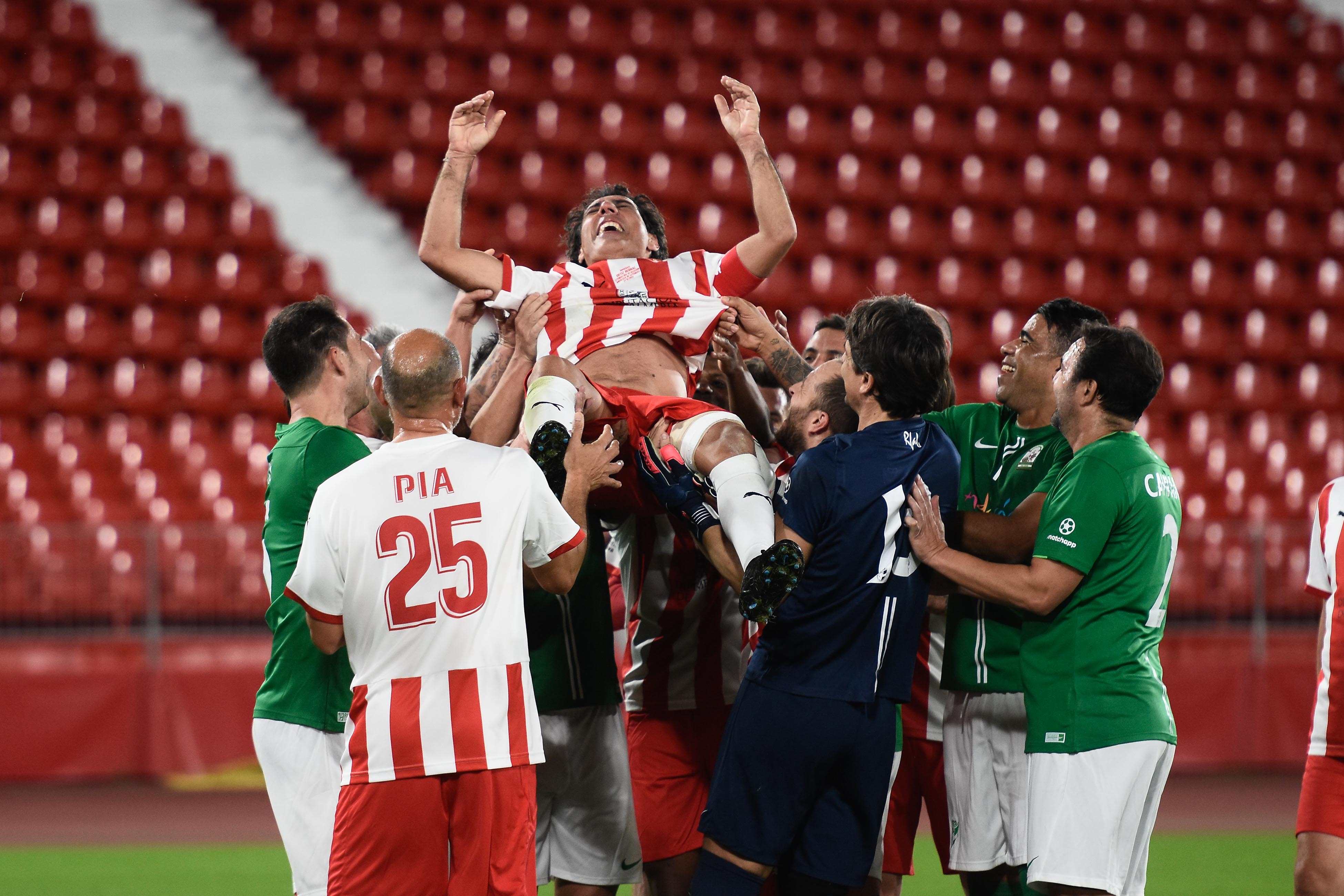 Manteando al capitán después de marcar gol de penalti.