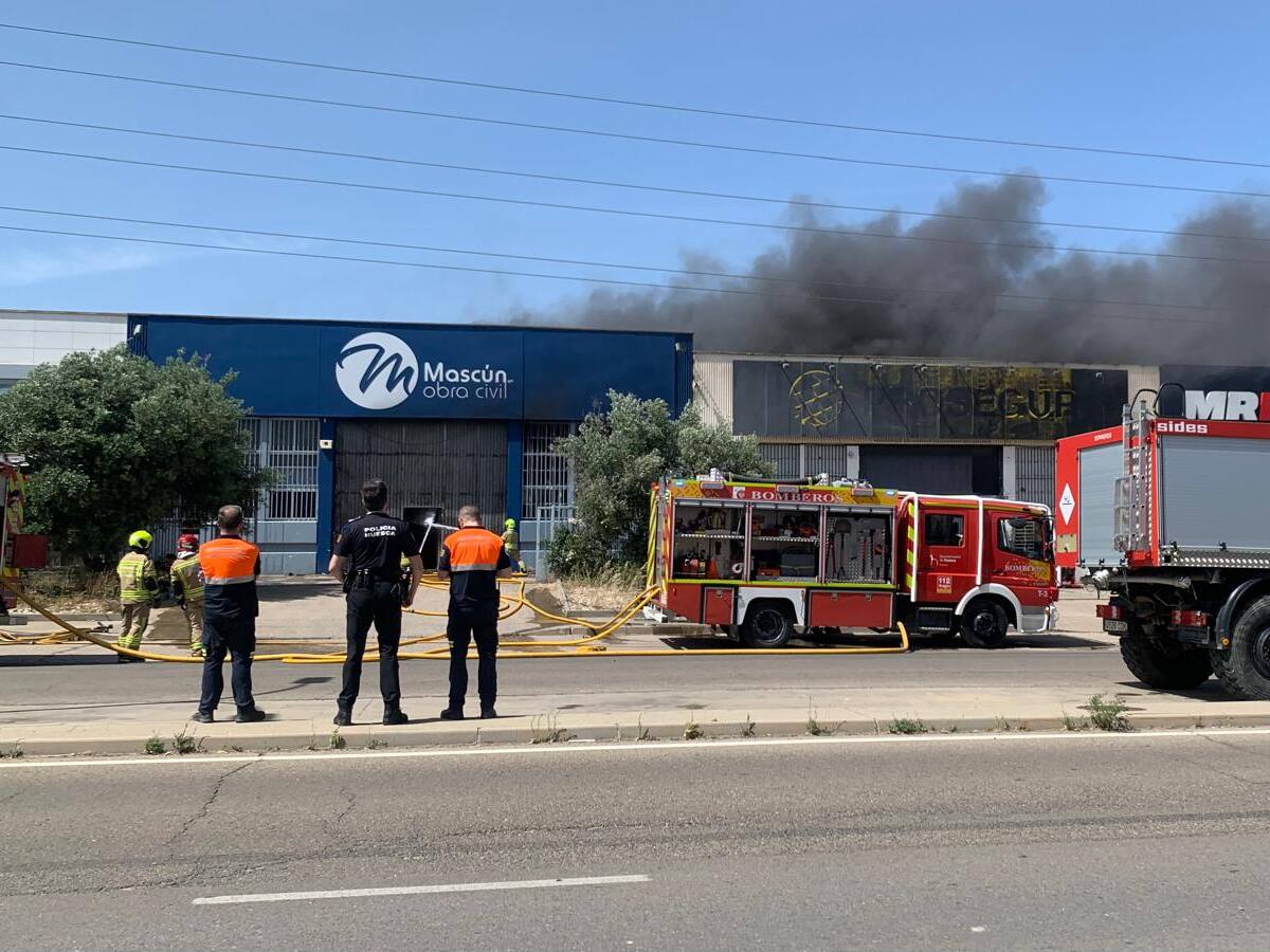 Los bomberos dan por extinguido el incendio en la zona industrial