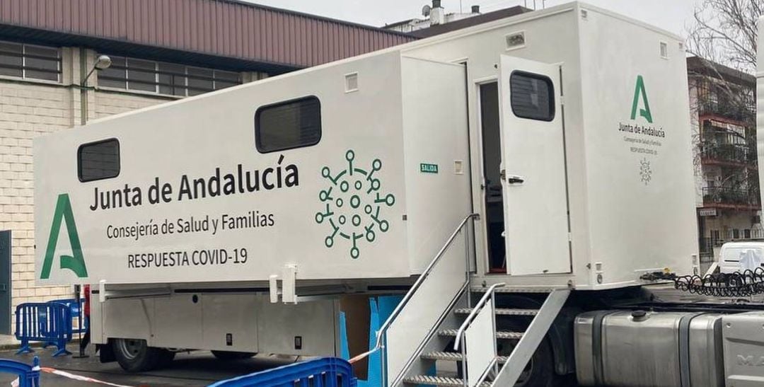 La Unidad Móvil de la Consejería de Salud y Familias de la Junta de Andalucía durante un cribado.