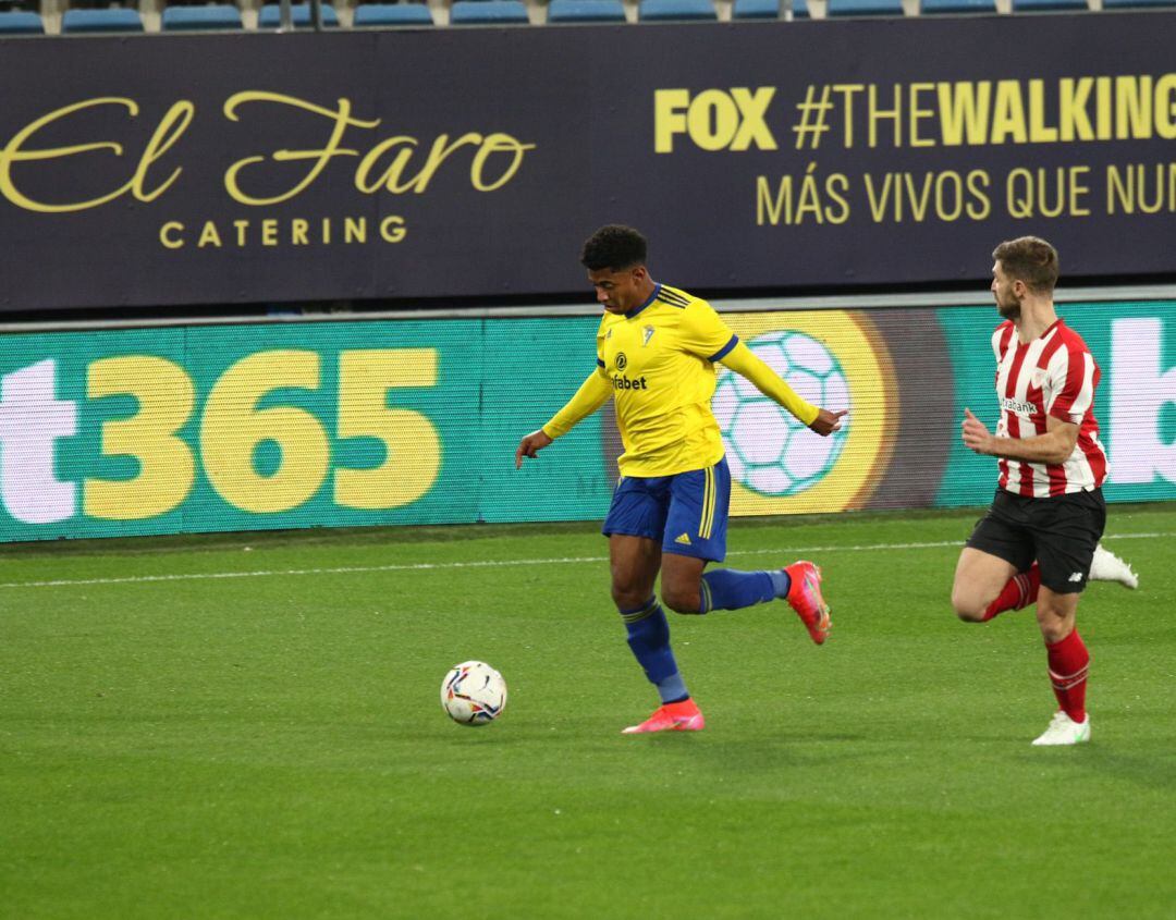 Choco Lozano durante una acción del partido.