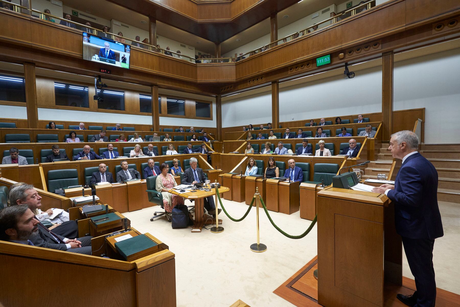 Iñigo Urkullu durante su intervención este jueves en el Parlamento Vasco, que celebra el pleno de política general.