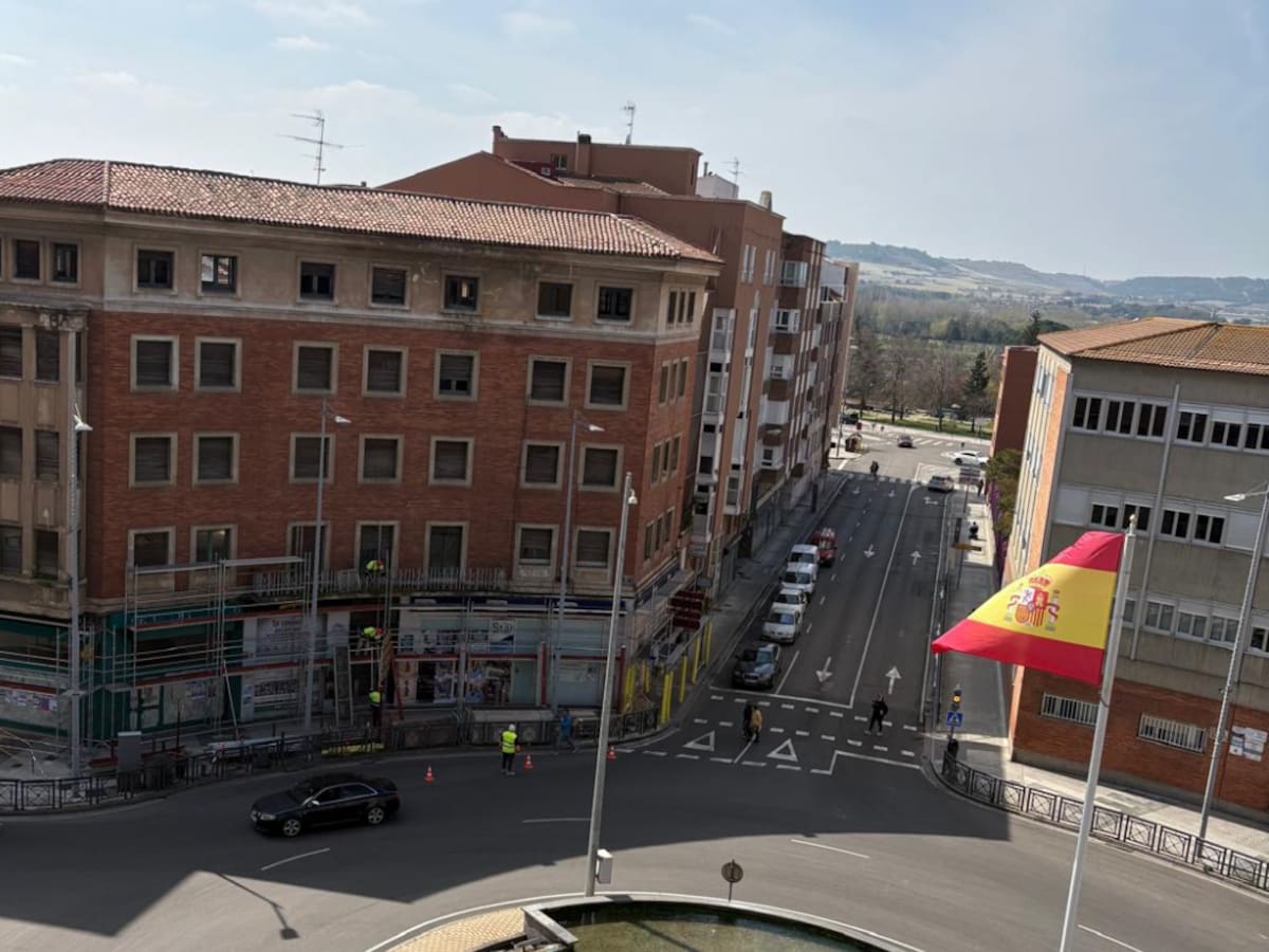Arranca el derribo del edificio de la Plaza de España de Palencia tras años de bloqueo por ocupación