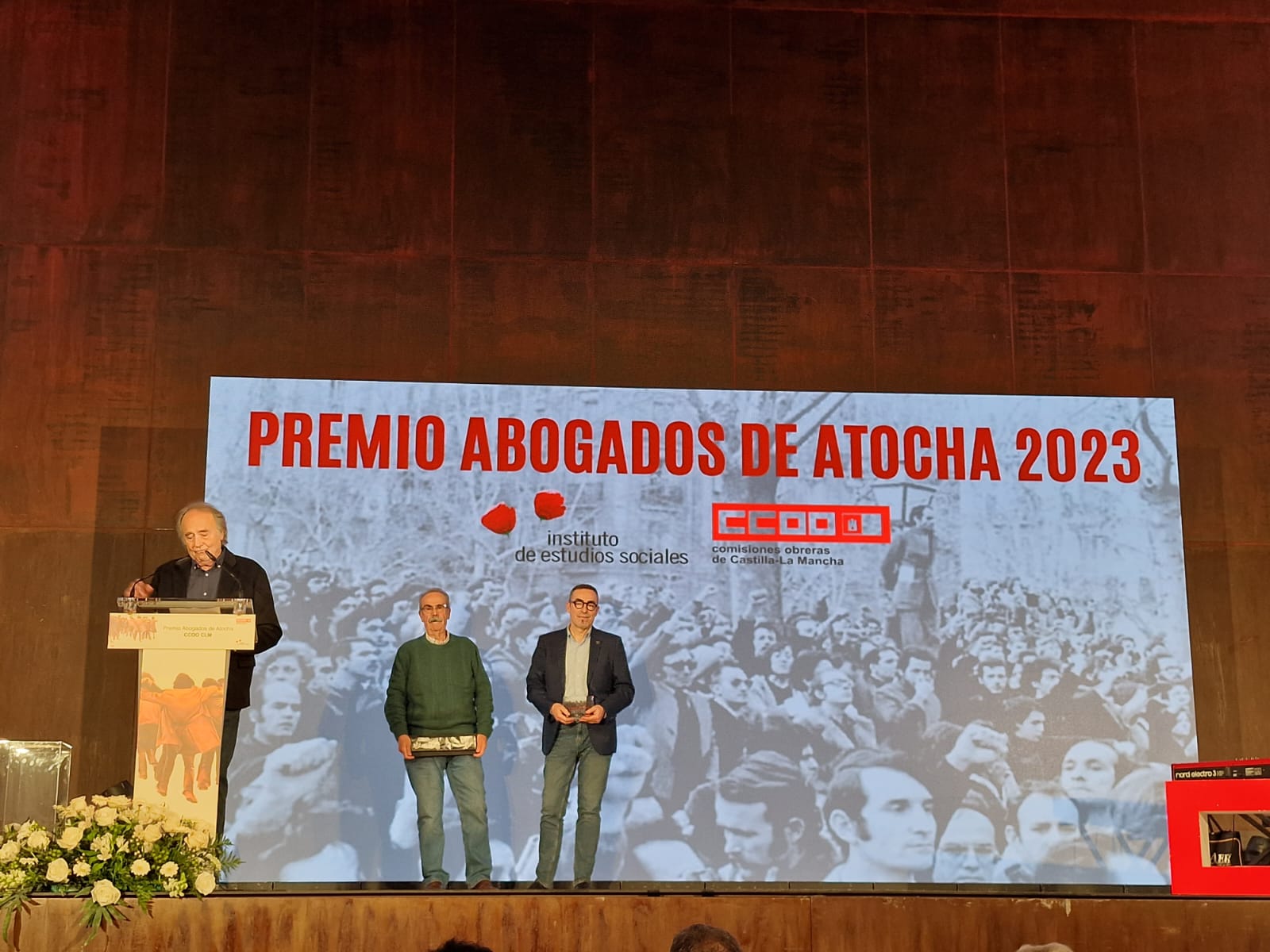 Imagen de Joan Manuel Serrat recogiendo el Premio Abogados de Atocha 2023