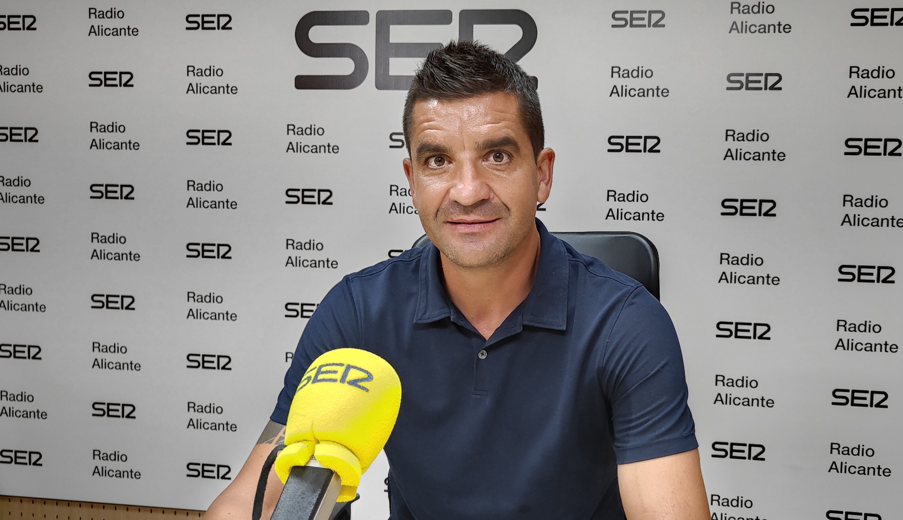 Rubén Torrecilla, entrenador del Hércules, en los estudios de Radio Alicante SER