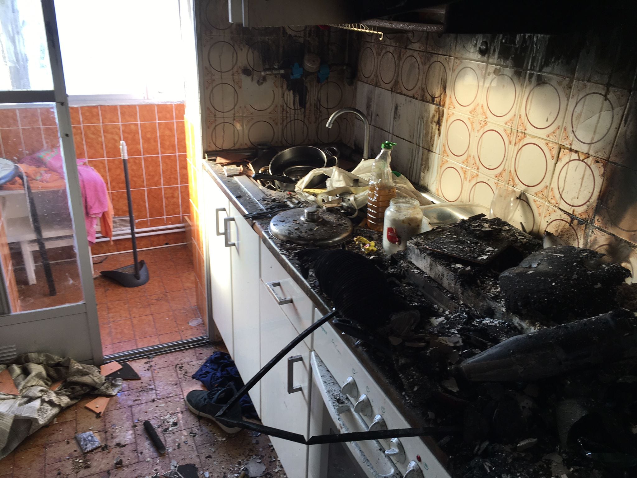 Interior de la vivienda afectada por el fuego en la calle río Ara