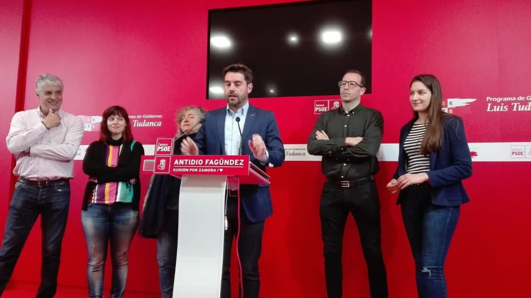 El candidato del PSOE a la Alcaldía de Zamora, Antidio Fagúndez, junto a integrantes de la lista municipal