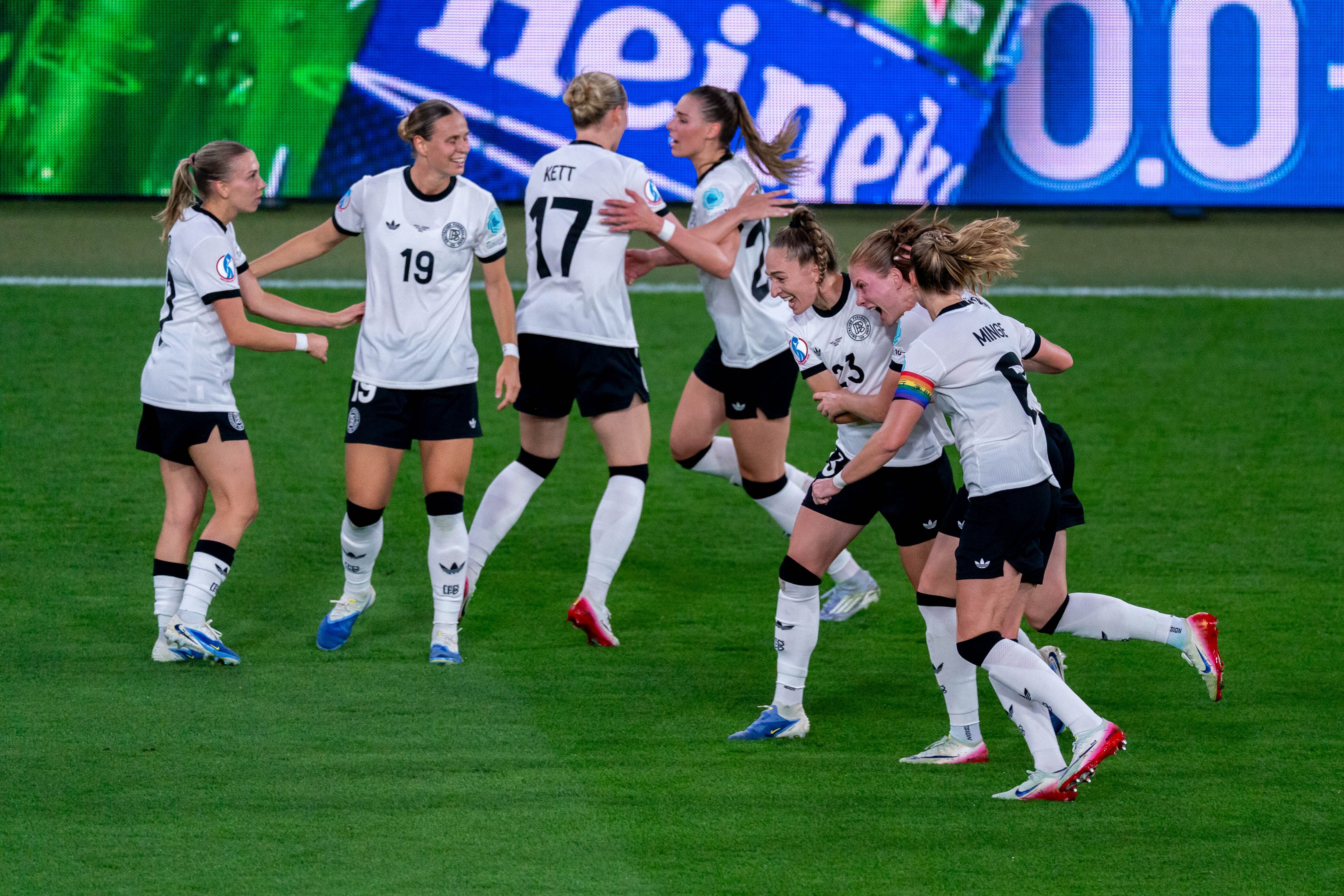 Las jugadoras de Alemania celebran la victoria en cuartos de la Eurocopa femenina