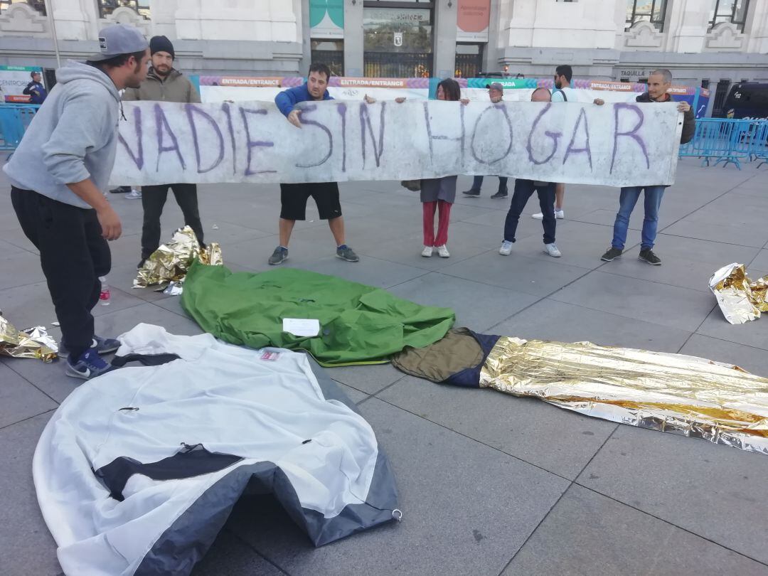 Protesta de las personas sin hogar frente al Ayuntamiento tras el desalojo de la acampada. 