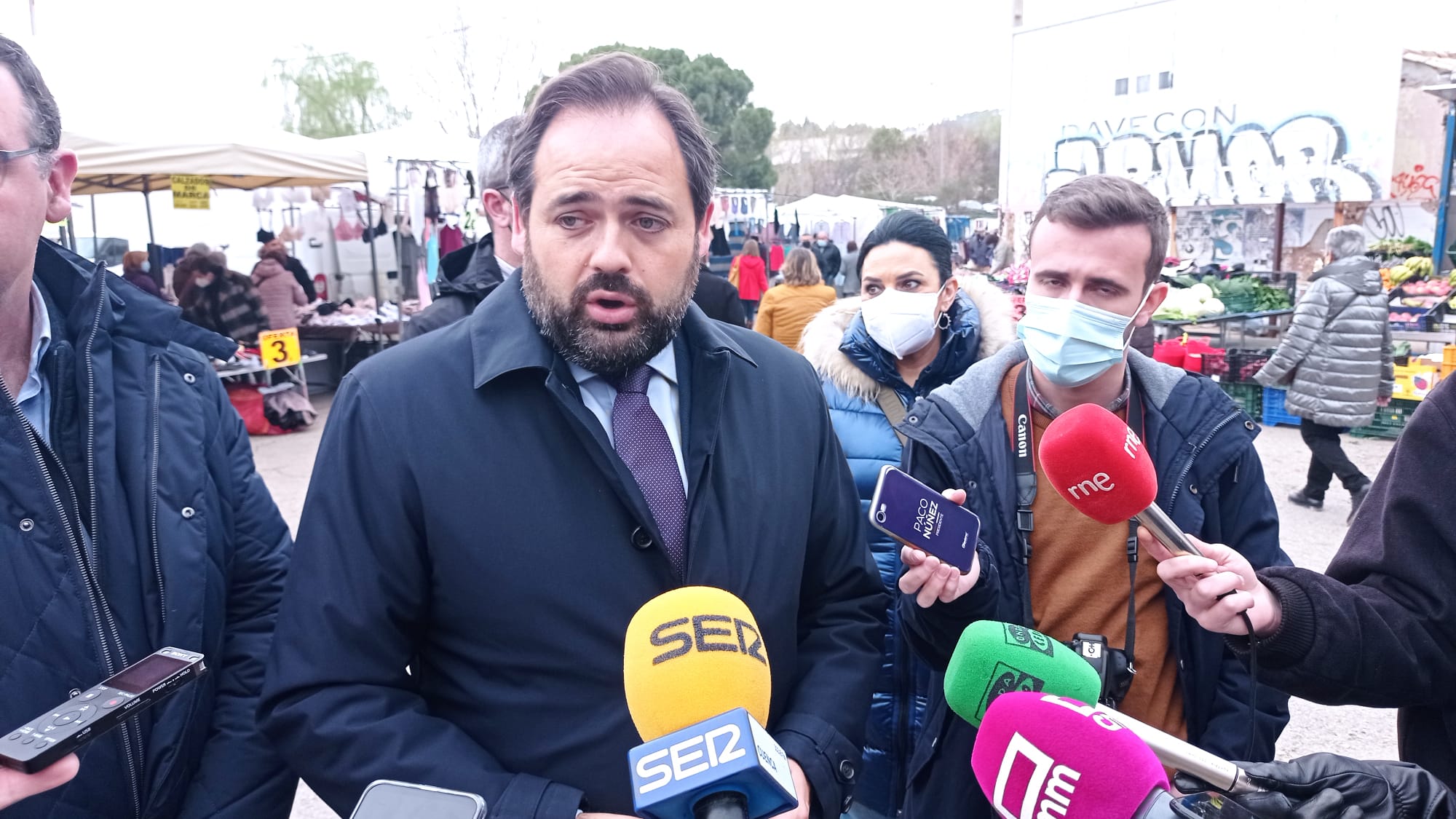 Paco Núñez durante una visita al mercadillo de Cuenca