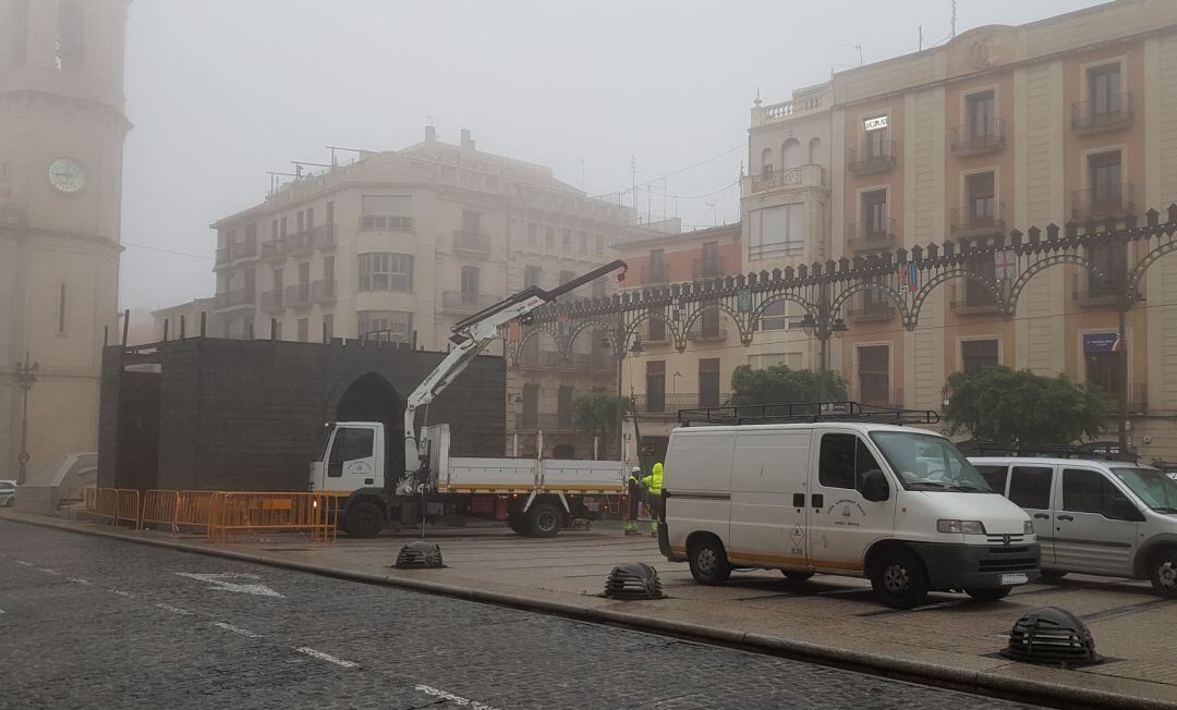 Operarios de la brigada de Obras y Servicios durante los trabajos de desmontaje del Castillo de Fiestas.