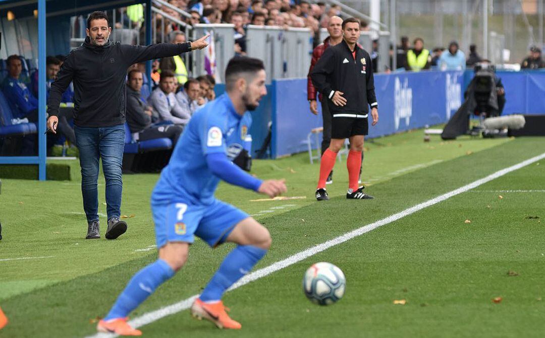 &#039;Mere&#039; Hermoso da instrucciones a Hugo Fraile durante un partido en el &#039;Fernando Torres&#039; esta temporada