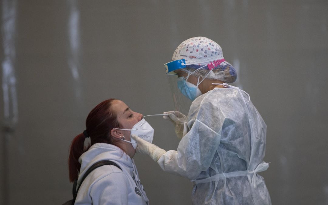 Sanitarios trabajando durante las pruebas de cribado de covid-19 con test de antígenos