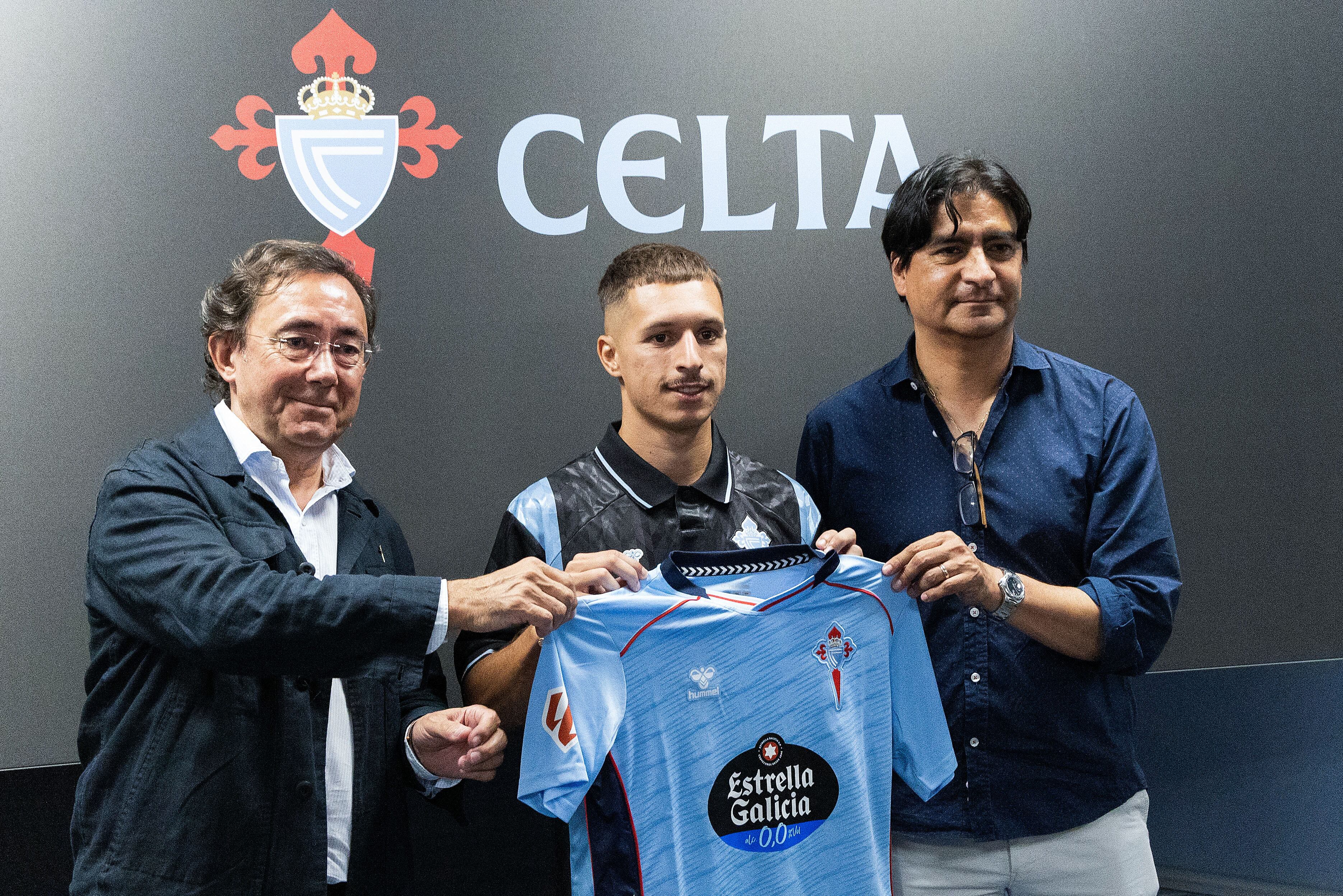 Vigo (Pontevedra), 06/082025.- El extremo malagueño Bryan Zaragoza (c), este miércoles durante su presentación como nuevo jugador del Celta de Vigo en el estadio de Balaídos. EFE/ Salvador Sas