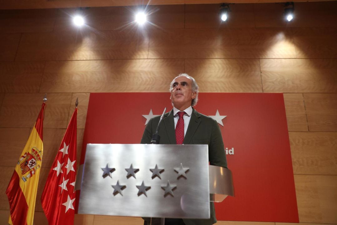 El consejero de Sanidad de la Comunidad de Madrid, Enrique Ruiz Escudero, en rueda de prensa este lunes