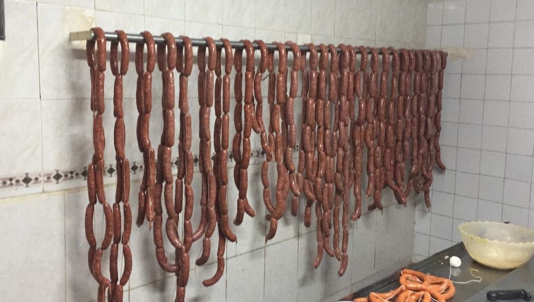 Chorizos artesanales de Luis Arribas y su familia en Castejón (Cuenca).