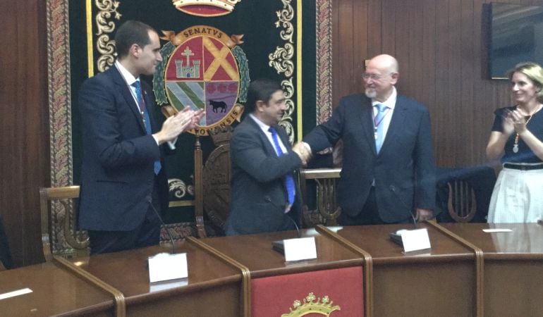 Juan Eslava Galán recibe la medalla de oro de Arjona