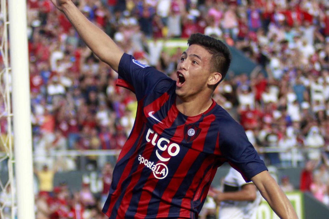 El delantero Fernando Ovelar del Cerro Porteño celebra la anotación de un gol ante Olimpia durante el clásico entre el Olimpia y el Cerro Porteño