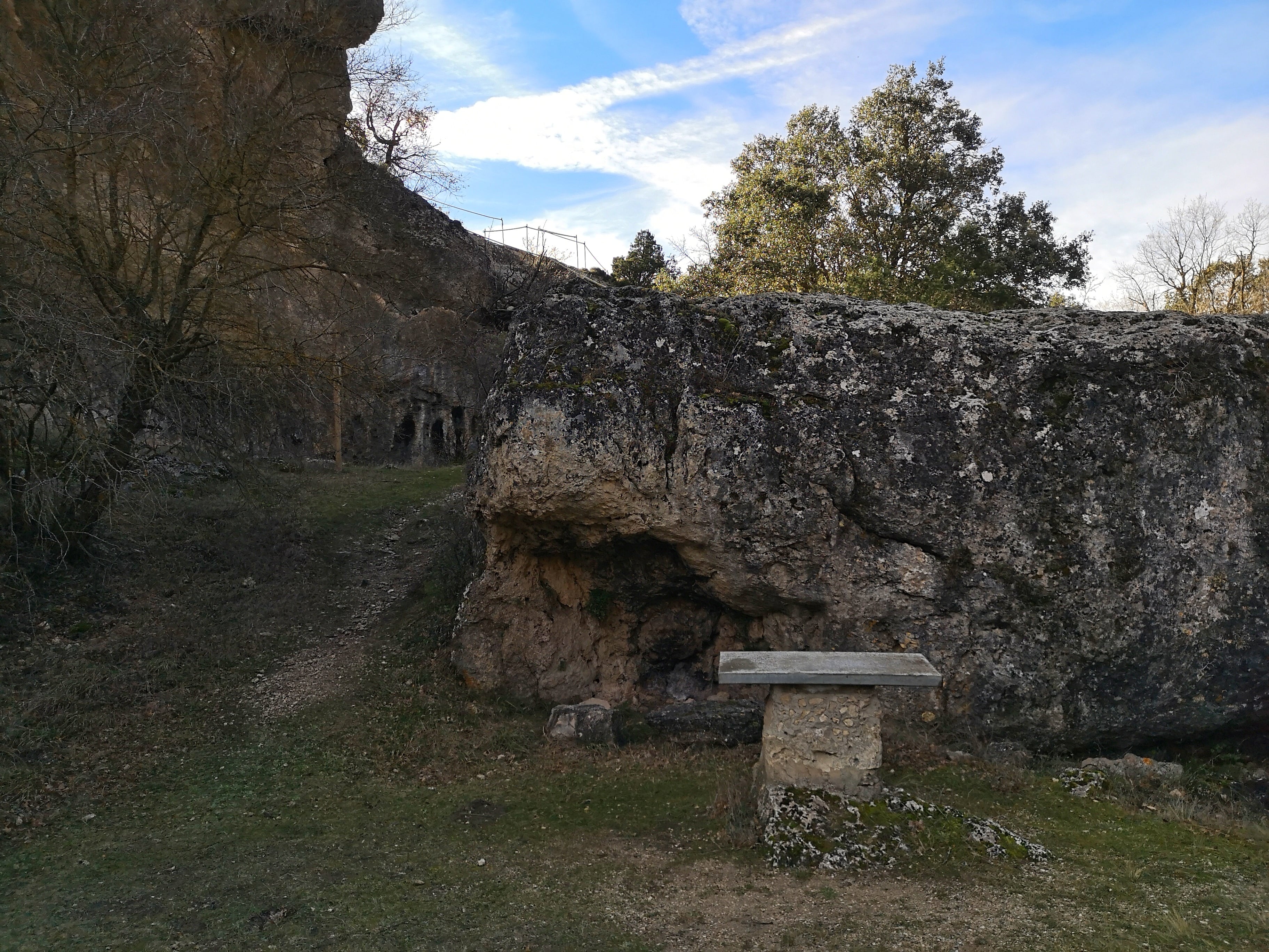 Altar exterior de la ermita de San Miguel.