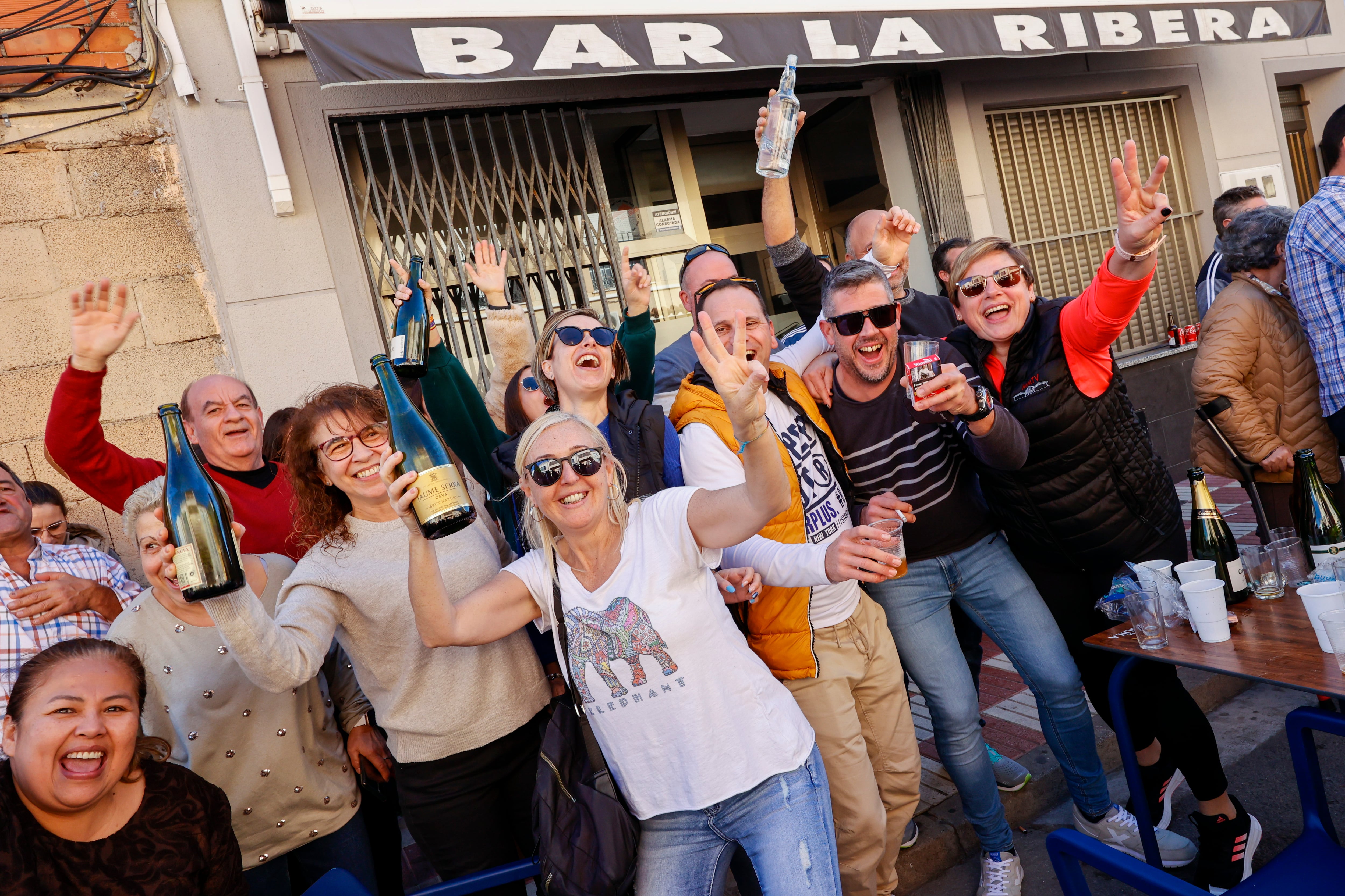 Un bar de la localidad de Tavernes de la Valldigna ha repartido unos 3,75 millones de euros del tercer premio de a Lotería del Niño, el 18.918