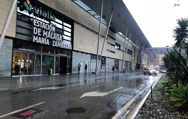 La estación del AVE de María Zambrano de Málaga, sin taxis.